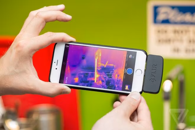 Flir trong nhiều năm nổi tiếng với khả năng làm hình ảnh nhiệt. Camera hồng ngoại của họ được sử dụng trên máy bay quân sự, chụp bản đồ nhiệt thiên nhiên hoang dã trên những chiếc xe Công thức 1.