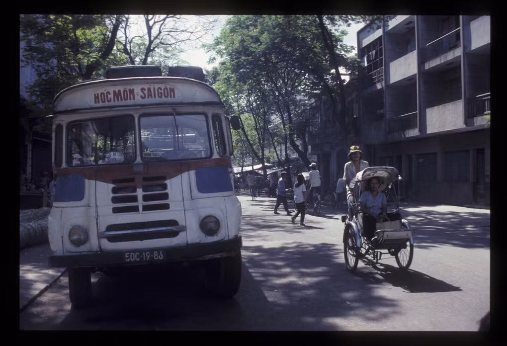 Xe khách Hóc Môn - Sài Gòn trên đường Trần Hưng Đạo, Sài Gòn năm 1990.