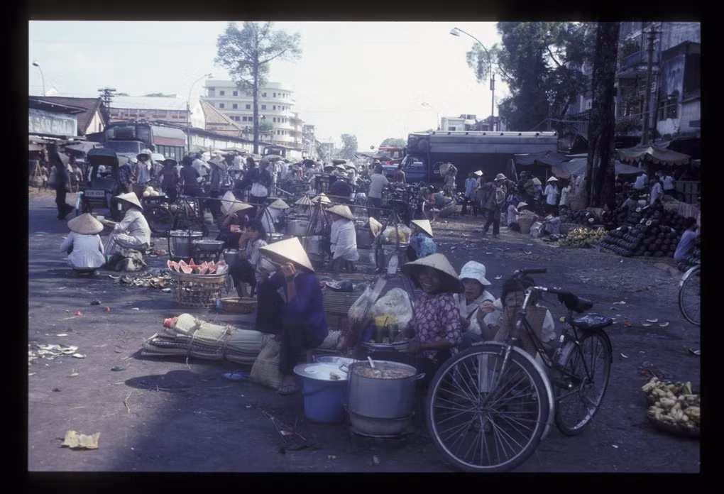 Khu chợ tạm trên đường Nguyễn Thái Học.