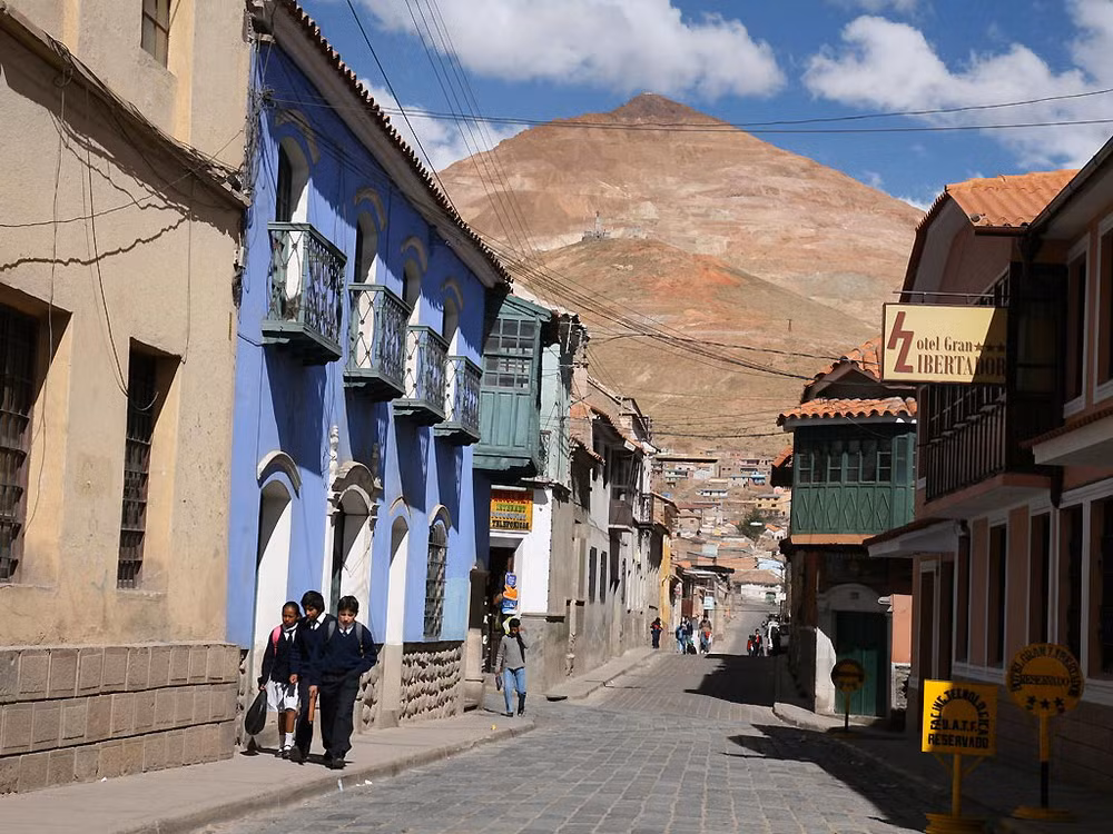 Ngọn núi đá lớn nhất tại Potosi là núi Cerro Rico, cũng là ngọn núi có số lượng quặng được khai thác lớn nhất kể từ khi thành lập thành phố.