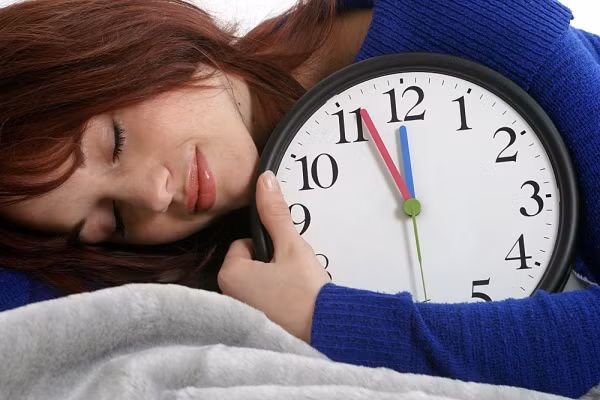 Rượu bia và đồ uống chứa cồn không những làm bạn buồn ngủ mà còn ức chế hoạt động não bộ khiến bạn làm việc kém hiệu quả hơn.