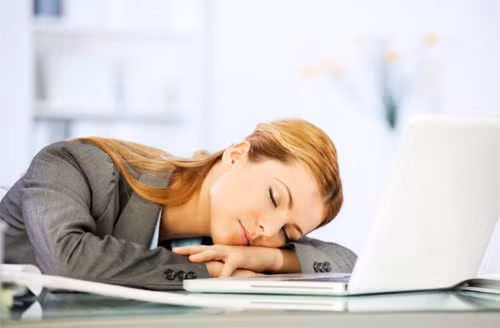 Một lúc sau, bạn sẽ thấy mình lấy lại sự minh mẫn và có thể quay lại làm việc. Lúc đó, hãy tắt nhạc đi nhé. Để tránh buồn ngủ khi ôn thi, bạn hãy thủ sẵn một ít socola đậm mầu nhé.