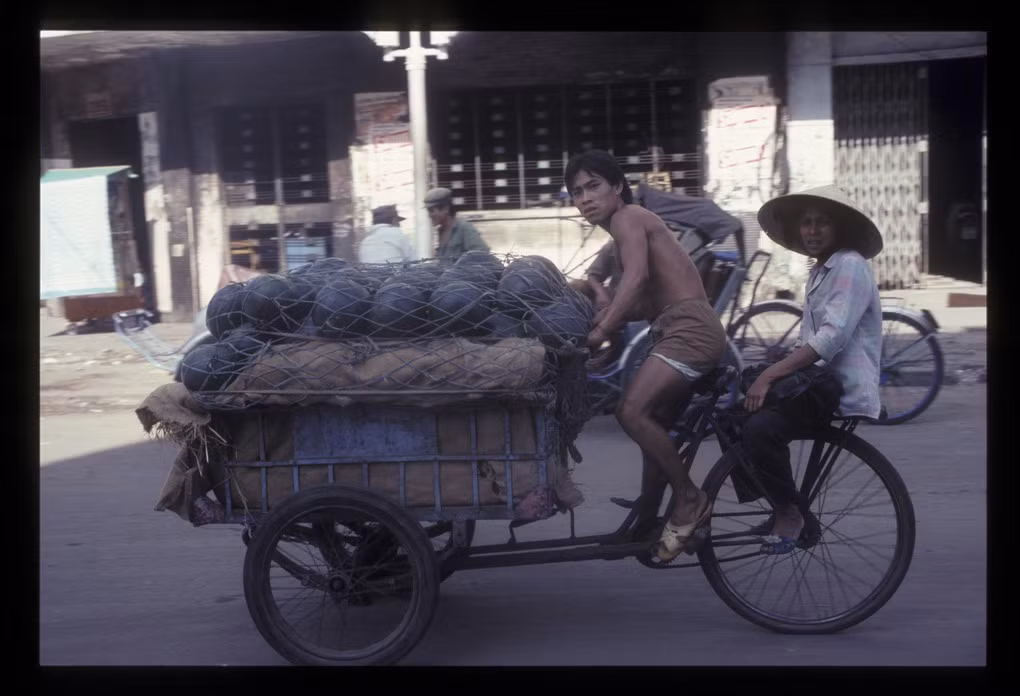 Một chiếc xe chở dưa hấu.