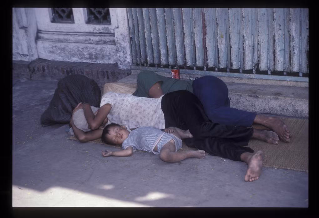 Một gia đình vô gia cư trên hè phố Trần Hưng Đạo.