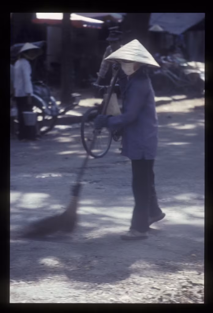 Người lao công trên phố.