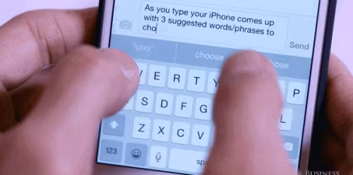 1. Bí kíp nhắn tin trên iPhone đầu tiên: Sử dụng các gợi ý QuickType để chọn các từ, cụm từ thay cho việc phải gõ toàn bộ.