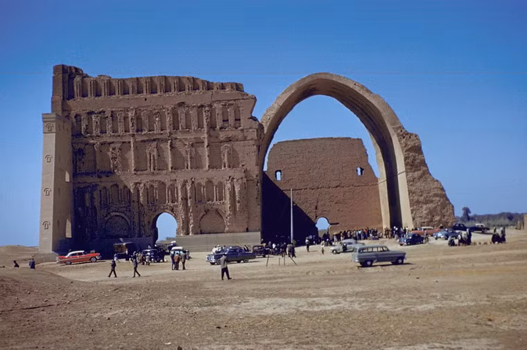 Tọa lạc gần thị trấn Salman Pak của Iraq, tàn tích cung điện Taq Kasra là minh chứng cho thời hoàng kim của vương triều Sassanid của đế quốc Ba Tư cổ đại.