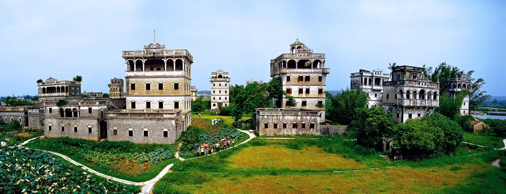  Khai Bình Điêu Lâu là tên gọi của một quần thể kiến trúc cổ độc đáo gồm hàng nghìn tòa tháp nhiều tầng được xây dựng ở Khai Bình, Giang Môn, Quảng Đông, Trung Quốc.
