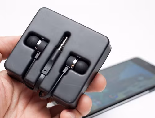 Tai nghe đi kèm cũng được tích hợp sẵn micro hỗ trợ chức năng đàm thoại.