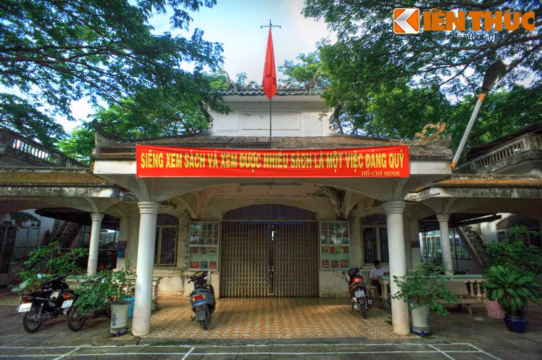 Ban đầu, công trính được xây dựng tại thôn Mỹ Trà, tổng Phong Thạnh, huyện Kiến Phong, phủ Kiến Tường, tỉnh Định Tường (nay thuộc phường 3, TP Cao Lãnh), hoàn thành năm 1857. Đến năm 1878, Văn Thánh Miếu được dời đến vị trí hiện nay. Ảnh: Chính điện của Văn Thánh Miếu, hiện là thư viện.