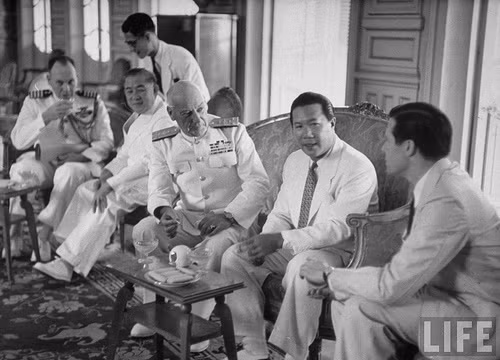 Khung cảnh căn phòng tiếp đón Bảo Đại trên con tàu của Mỹ.
