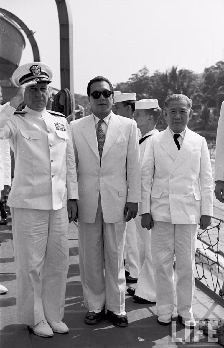 Cùng xuất hiện với Quốc trưởng Bảo Đại trong sự kiện ngoại giao này là Thủ tướng Trần Văn Hữu.