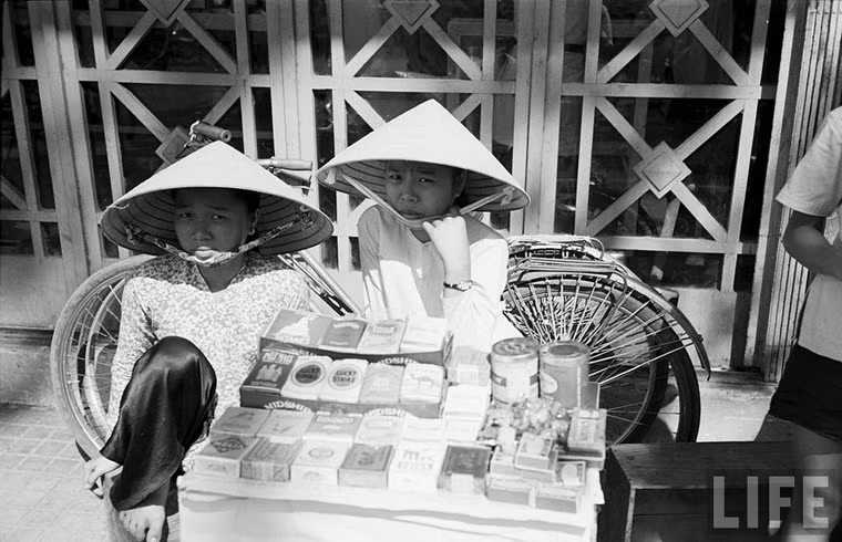 Sạp bán thuốc lá vỉa hè.
