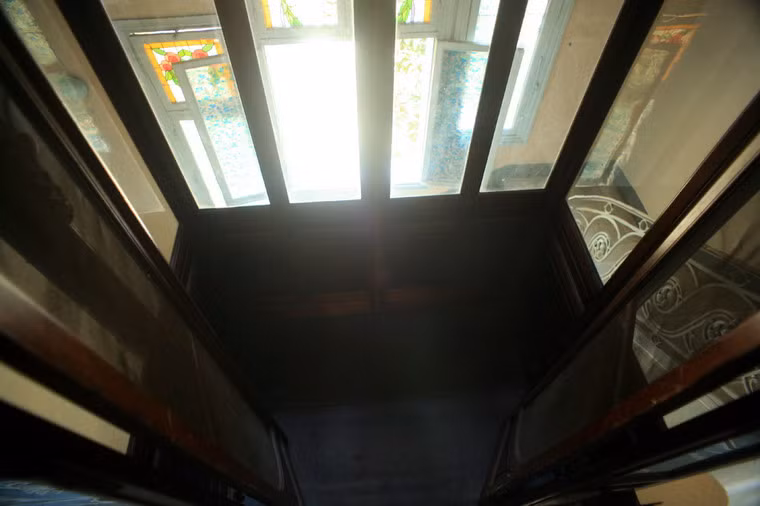 Nền thang máy rộng khoảng 2 mét vuông
