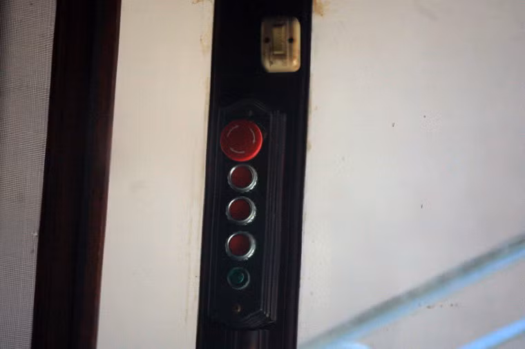 Các nút bấm trong thang máy.