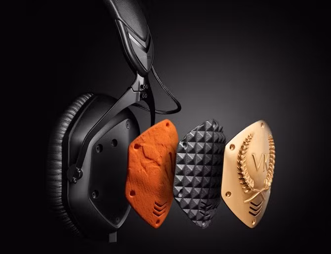 V-Moda không trực tiếp sản xuất tai nghe nhưng tự thiết kế và thuê bên thứ ba làm tai nghe cũng như “độ” phong cách tai nghe theo yêu cầu của khách hàng. Trong vài năm qua, V-Moda đã nổi tiếng với những tai nghe dùng tấm ốp trang trí khắc laser. Hiện nay, thương hiệu này quyết định áp dụng công nghệ in 3D.
