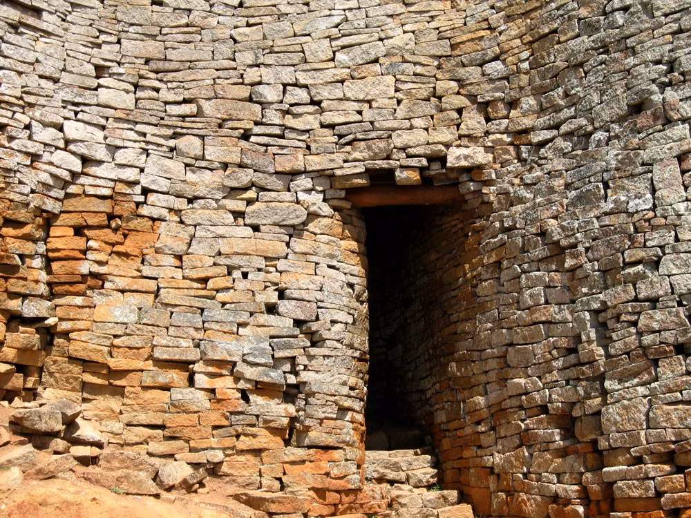 Một cơn sốt tìm vàng của người châu Âu đã bùng nổ tại Đại Zimbabwe. Họ đã thuê dân địa phương cùng những phương tiện cơ giới tiên tiến, tiến hành đào bới toàn bộ khu di tích với độ sâu tới 3m.