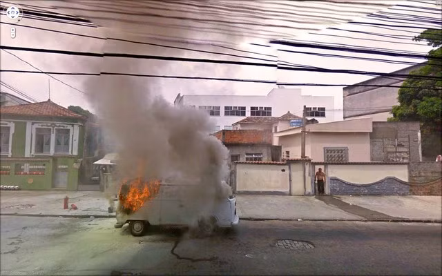 Chiếc xe bùng cháy tang thương trong bức ảnh chụp từ Google Street View.