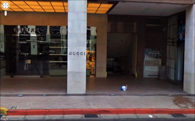Bức ảnh chụp từ Google Street View này sẽ khiến nhiều ông bố bà mẹ lạnh người: Một em bé bò ra đường khi không có người lớn xung quanh.
