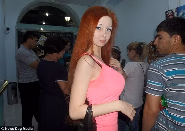 Dù đã trang điểm nhẹ, búp bê sống người Ukraina vẫn không thể sở hữu nhan sắc hoàn hảo. Ảnh: Daily Mail.