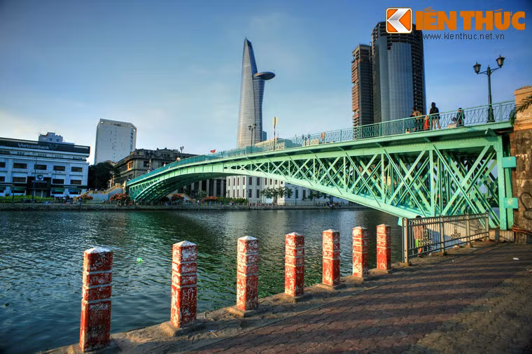 Người Pháp cũng gọi cây cầu này là cầu “Công ty Messageries maritimes”, trong khi người Việt gọi là cầu Mống.