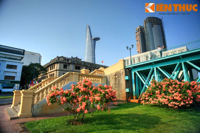 Đây có thể là tên gọi chệch từ cầu Móng, vì đây là một trong những chiếc cầu đầu tiên có trụ móng được xây ở Sài Gòn.