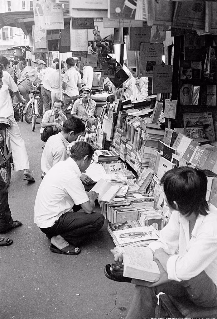Con phố này dài chừng 200m, nối liền hai đường Ký Con và Calmette, hai bên là những sạp chứa đầy sách.