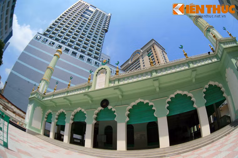 Chính điện của thánh đường nằm ở tầng 2, sau một khoảng sân lớn có các bậc cấp rộng dẫn lên.
