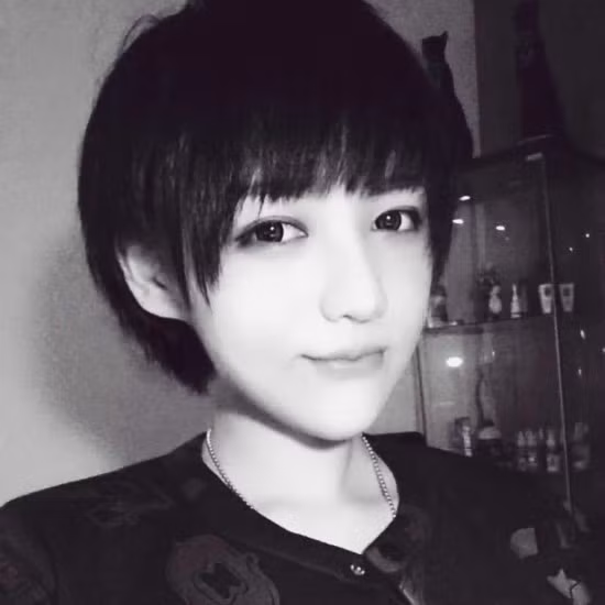 “Mỹ nhân xăm trổ” này tên là Trác Nhân, hiện tại cô đang là một thợ xăm tự do.