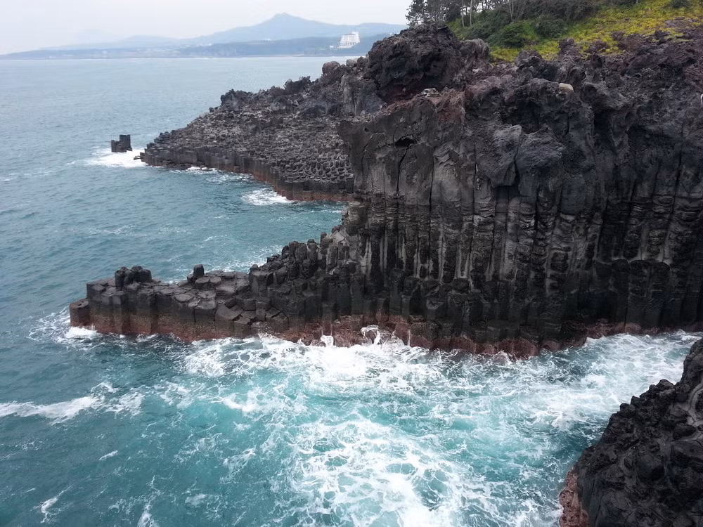  Vách đá Jusangjeolli là một kỳ quan thiên nhiên rất độc đáo trên hòn đảo Jeju ở cực Nam Hàn Quốc.