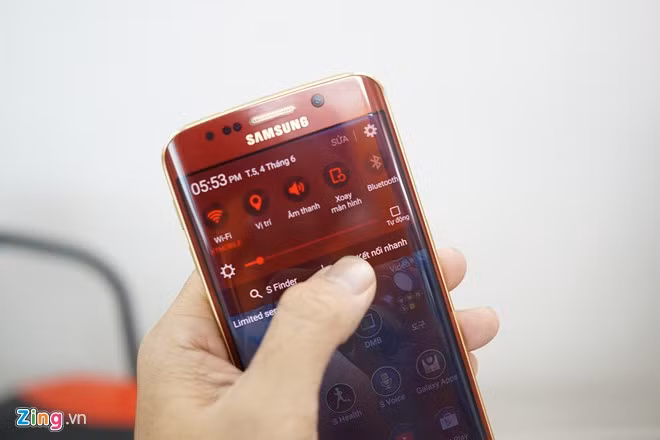 Giao diện máy chỉ được tùy chỉnh về màu sắc và bộ biểu tượng, những chi tiết khác không thay đổi.
