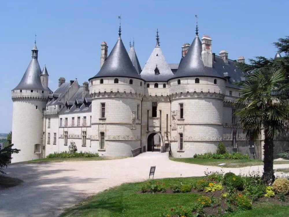 4. Lâu đài Chaumont được xây dựng vào khoảng năm 1465 - 1510 dưới thời vủa Charles I và Charles II. Sau khi mua lại lâu đài này, hoàng hậu Catherine de Medici đã biến nó thành nơi giải trí cho các nhà chiêm tinh học, trong số đó Nostradamus. Năm 1559, bà ép Diane de Poitiers phải đổi lâu đài Chenonceau lấy lâu đài này.