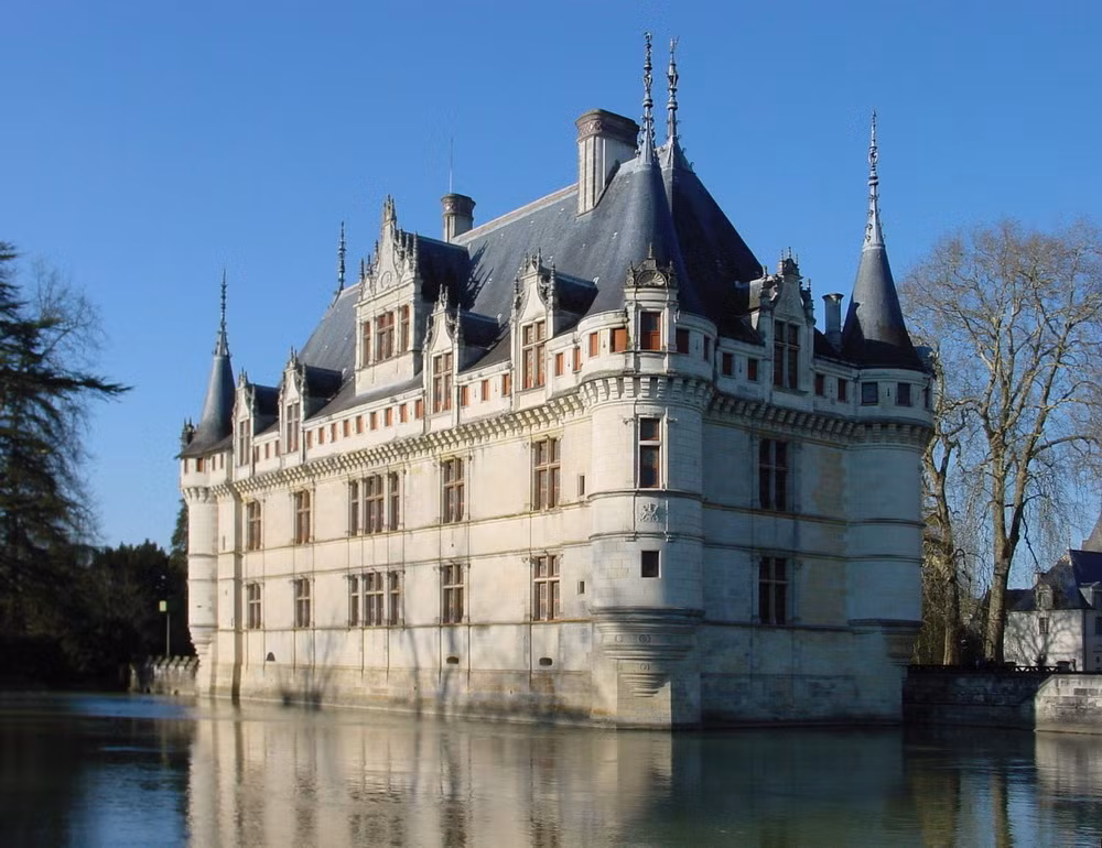3. Cũng được xây dựng dưới thời vua Francois I, Azay-Le-Rideau là một lâu đài nhỏ nhưng vô cùng quyến rũ và lãng mạn với phong cách kiến ​​trúc Italia.