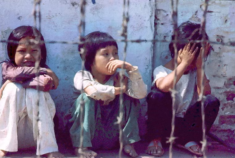 Những đứa trẻ ngồi chơi phía ngoài hàng rào của một doanh trại quân Mỹ ở Sài Gòn được chụp khoảng năm 1967-1968 là một trong những bức ảnh ấn tượng về trẻ em miền Nam trước 1975.