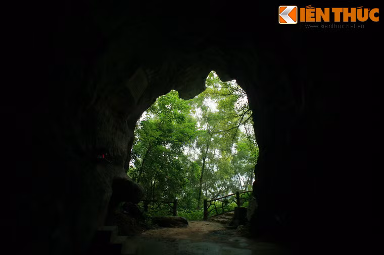 Hang là nơi ghi lại nhiều bút tích của các bậc danh nhân nước Việt như Trần Nhật Duật, Nguyễn Trãi, Lê Thánh Tông, Phạm Sư Mạnh, Ngô Thì Sĩ, Vương Duy Trinh, Nguyễn Thượng Hiền Tản Đà...