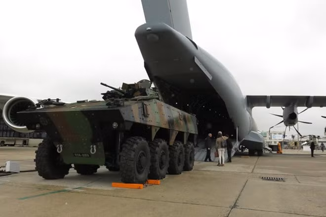 Máy bay vận tải quân sự A-400M của Airbus giới thiệu khả năng vận chuyển hàng hóa quân sự, đặc biệt các loại xe thiết giáp.