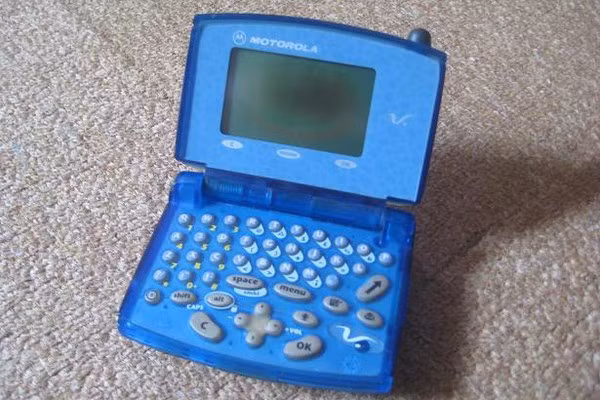  5. Motorola V100 - Năm ra mắt: 2000. Năm 2000, chiếc Motorola V100 được Motorola ra mắt để phục vụ nhóm người dùng có sở thích nhắn tin SMS nhưng lại... ghét bàn phím T9 trên những chiếc điện thoại truyền thống. Dù vậy, phần phím bấm cao su cùng thân máy cấu thành từ nhựa xanh trong suốt có vẻ không phải là một lựa chọn tốt về mặt thiết kế.
