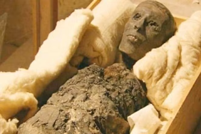 Ngày 4/11/1992, nhà khoa học Howard Carter tìm thấy quan tài chứa xác ướp của hoàng đế Tutankhamun của Ai Cập. Cái chết của vị hoàng đế trẻ vẫn là chủ đề gây tranh cãi. Tutankhamun qua đời một cách bí ẩn vào năm 1.325 trước Công nguyên.