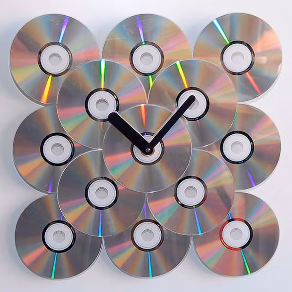 Tái chế đĩa CD thành dồng hồ.