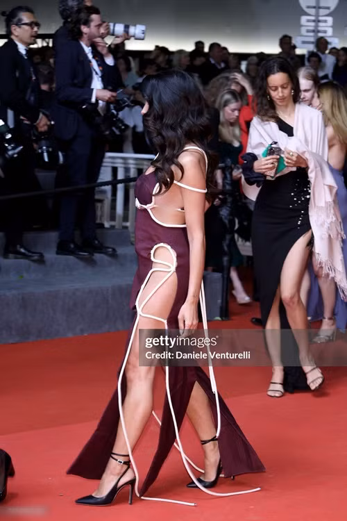 Anna diện trang phục xẻ hông cao. Ảnh: Getty Images.