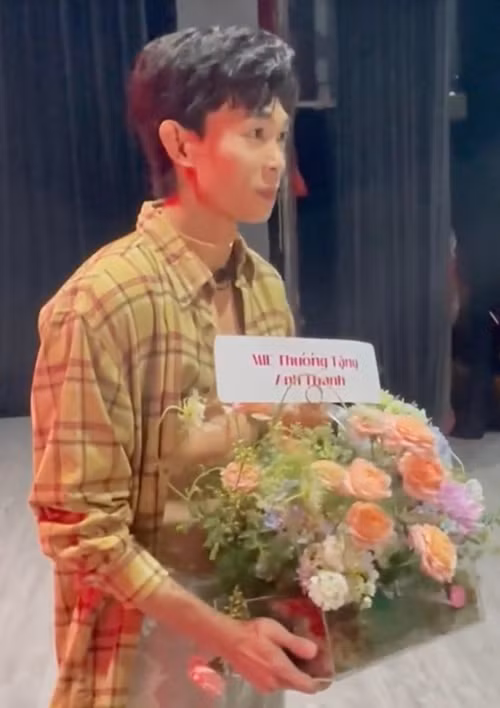 Sau buổi công diễn vở kịch Dâu ngọt, diễn viên Hồng Thanh nhận được lẵng hoa từ bạn gái cũ - DJ Mie. Cô viết trên thiệp mừng: "Mie thương tặng Hồng Thanh". Ảnh: Phụ Nữ Mới.