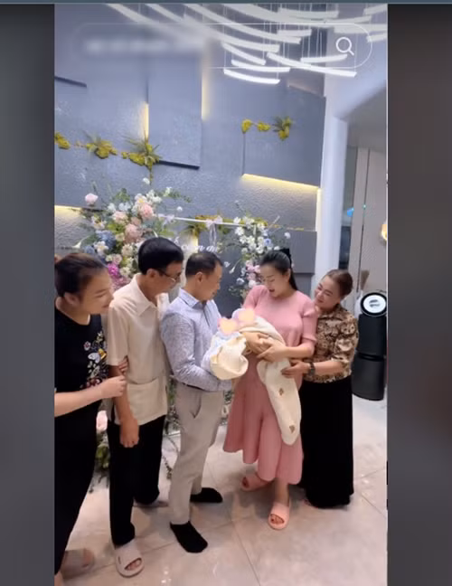 Bố mẹ hai bên gia đình Phương Oanh - Shark Bình đều có mặt để chào mừng cặp song sinh về nhà.