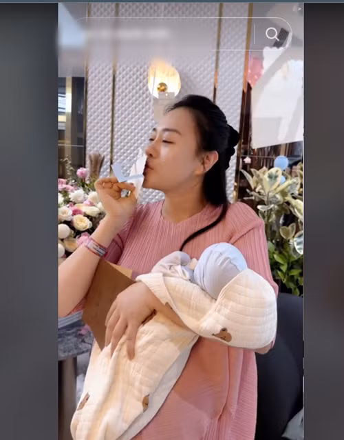 Phương Oanh bật khóc trước những hành động của chồng.