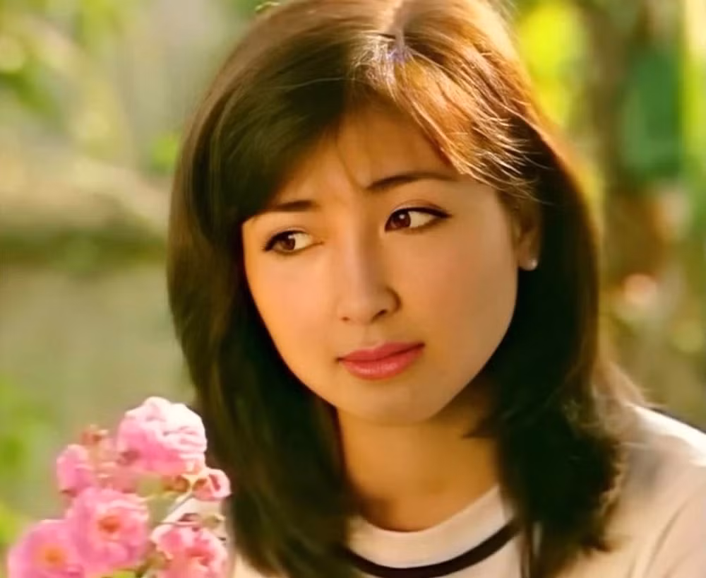 Khánh Huyền sinh năm 1971, nổi tiếng rộng rãi qua bộ phim Ngọt ngào và man trá (1996) và Người thổi tù và hàng tổng (2001). Khánh Huyền là diễn viên quen mặt trong nhiều phim phát sóng khung giờ vàng vào những năm 2000 và được đánh giá là mỹ nhân màn ảnh nổi bật nhất nhì dàn diễn viên cùng thời ở khu vực phía Bắc. Thời trẻ, nữ diễn viên sở hữu gương mặt khả ái, nét đẹp đậm chất phụ nữ Việt với gương mặt bầu bĩnh, đôi mắt to tròn, nụ cười duyên dáng. Và cho đến tận bây giờ, khi đã ở độ tuổi 53, Khánh Huyền vẫn gây ấn tượng nhan sắc đằm thắm, ngọt ngào và nụ cười tươi tắn thường trực.