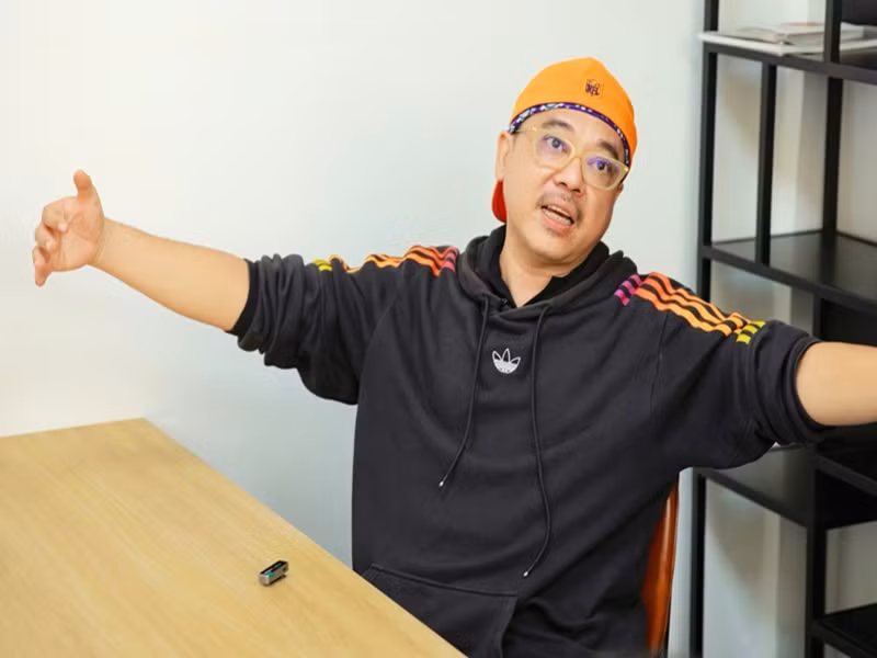 Về mối quan hệ hiện tại với Kaity Nguyễn, Lê Thanh Sơn chia sẻ trên Tiền Phong, cả hai đã ngưng nói chuyện 2 năm nay. "Tôi không biết Kaity nghĩ gì nhưng bạn ấy tránh gặp trực tiếp. Bản thân tôi thấy quá buồn. Tuy nhiên, tôi hiểu được Kaity đã làm đúng vị trí của mình, đã đưa ra sự lựa chọn tình cảm, nhưng sau cùng bạn ấy không phải là người phù hợp để tạo ra được đứa con chung cho tác phẩm lần này", nam đạo diễn bày tỏ. Ảnh: Tiền Phong.