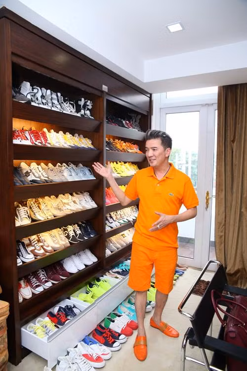 Số giày hàng hiệu "khủng" của Mr Đàm khiến người hâm mộ choáng. Ảnh: Khám Phá.