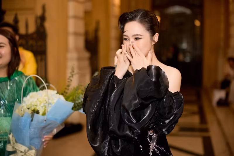 Trên trang cá nhân, Hương Tràm cho biết, vì lý do thời tiết xấu, điều kiện bất khả kháng mưa lớn có thể gây nguy hiểm rủi ro cho toàn bộ khách tham gia nên minishow Em gái mưa của cô vào ngày 12/5 sẽ dời sang ngày 13/5. Ảnh: Ê-kíp Hương Tràm.