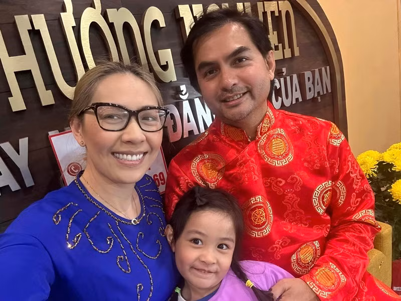 Về phần mình, Bình Phương không giấu được sự bàng hoàng, đau xót vì sự ra đi của chồng.