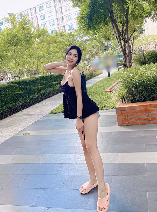 Thanistha chuộng trang phục ngắn chẳng tày gang.