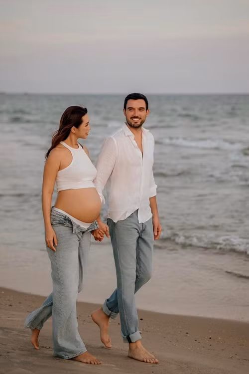 Nữ người mẫu cùng chồng con đi du lịch trước khi chính thức ở nhà chờ con trai chào đời.